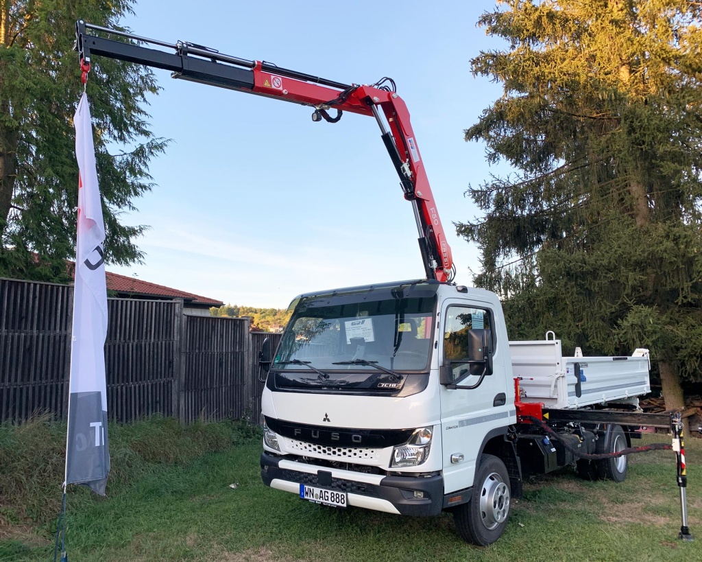 FUSO Canter mit Pritsche und Kran 2022